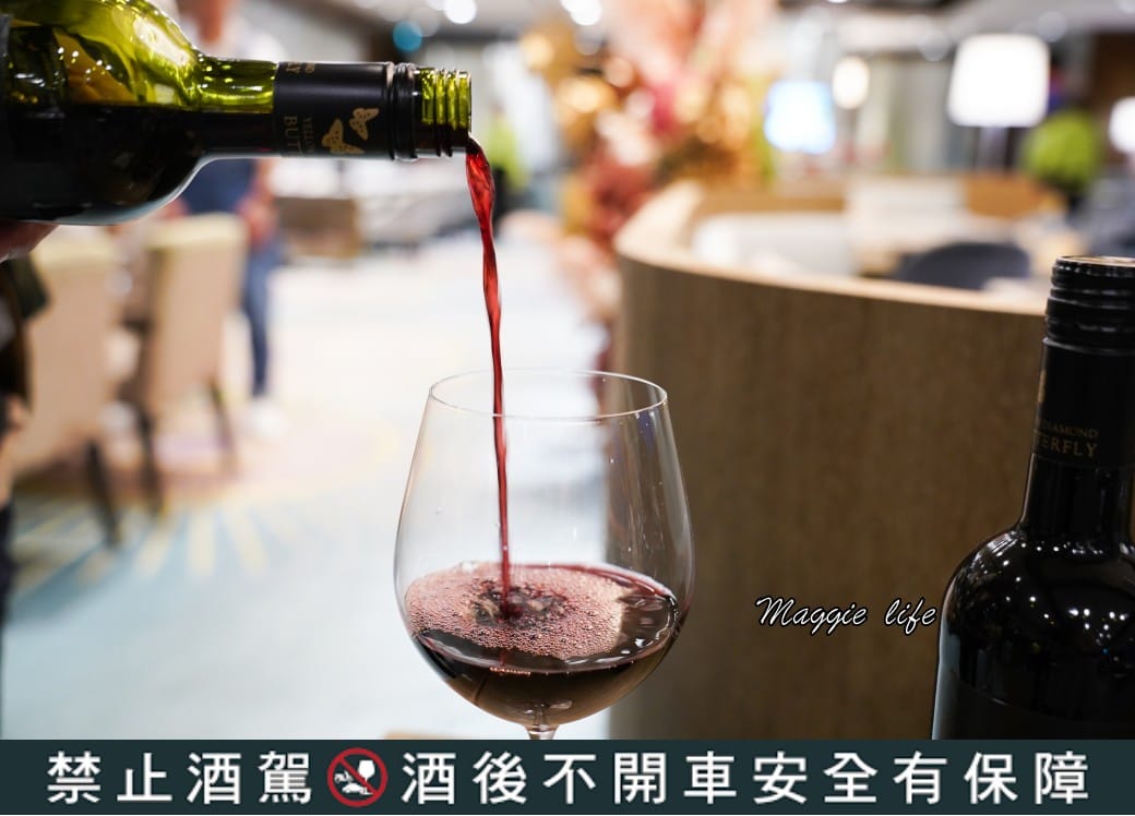 台北六福萬怡酒店行政貴賓廳，免費 Happy Hour下午茶晚餐自助餐吃到飽菜色，享受貴賓禮遇！