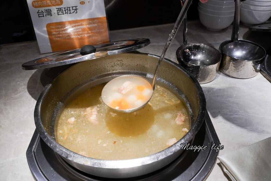 台北六福萬怡酒店行政貴賓廳，免費 Happy Hour下午茶晚餐自助餐吃到飽菜色，享受貴賓禮遇！