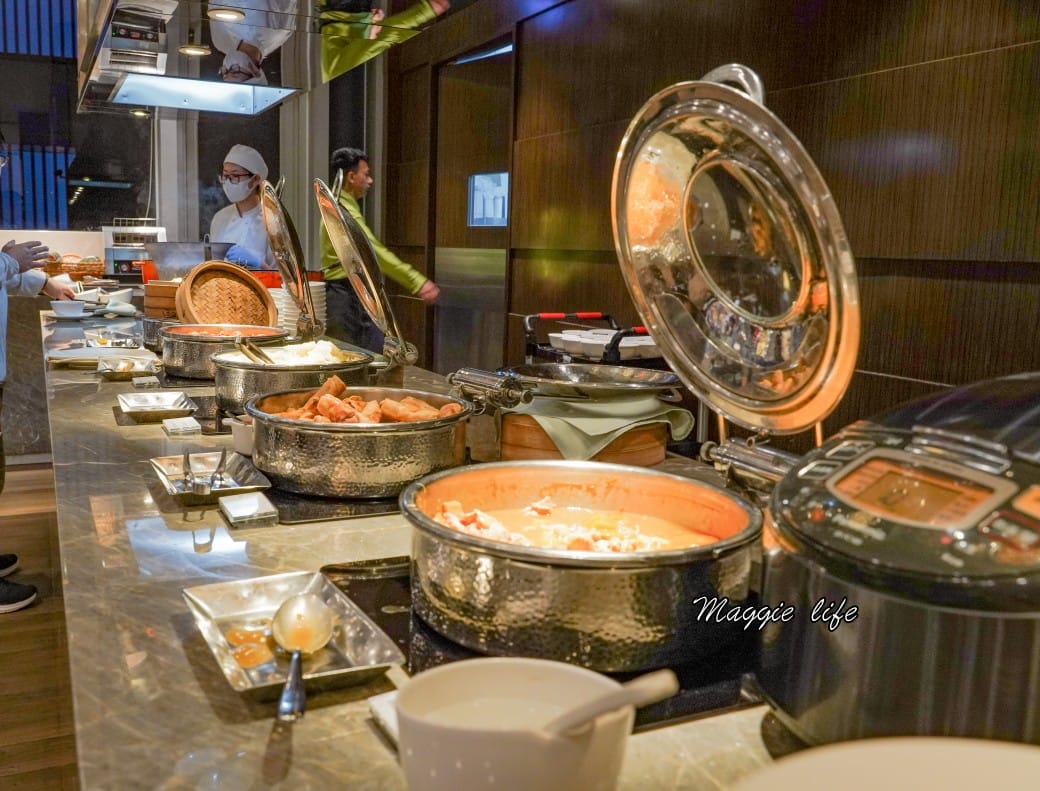 台北六福萬怡酒店行政貴賓廳，免費 Happy Hour下午茶晚餐自助餐吃到飽菜色，享受貴賓禮遇！