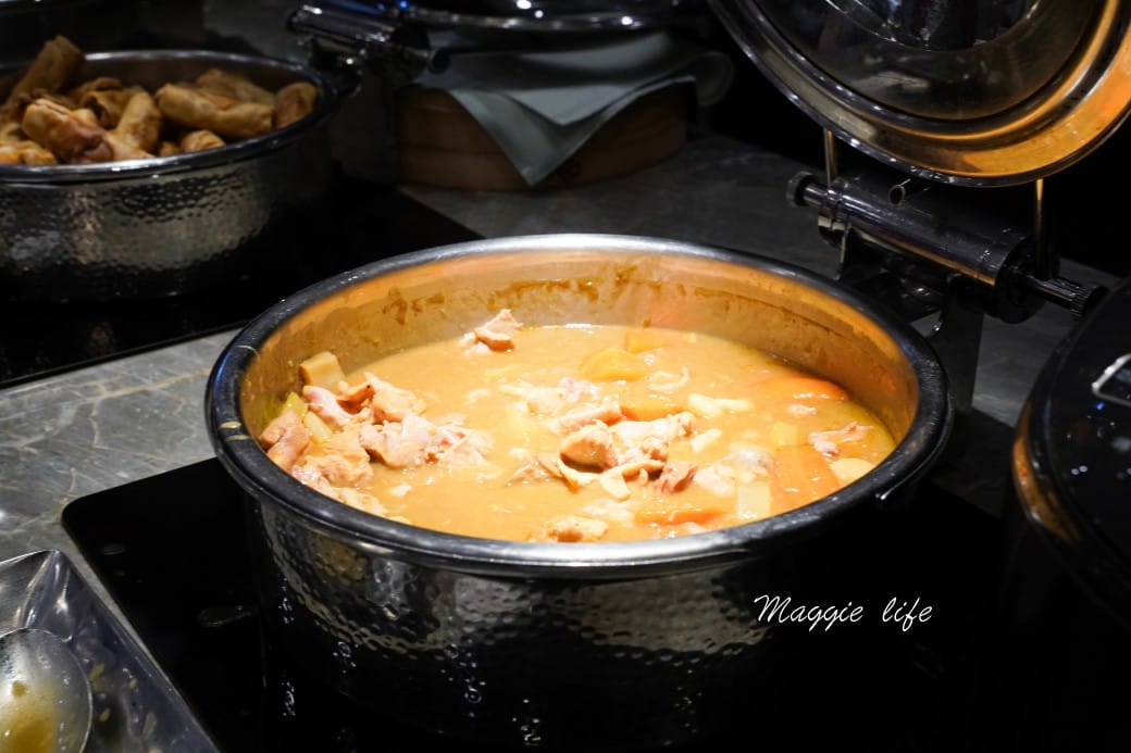 台北六福萬怡酒店行政貴賓廳，免費 Happy Hour下午茶晚餐自助餐吃到飽菜色，享受貴賓禮遇！