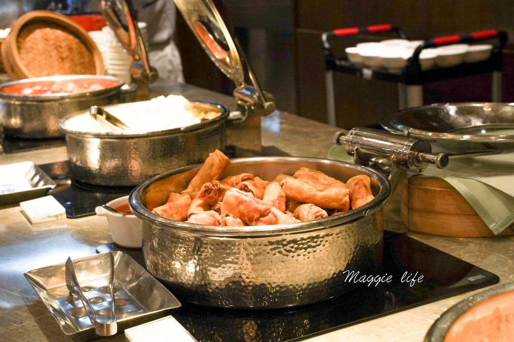 台北六福萬怡酒店行政貴賓廳，免費 Happy Hour下午茶晚餐自助餐吃到飽菜色，享受貴賓禮遇！