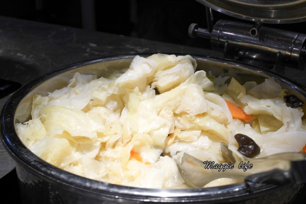 台北六福萬怡酒店行政貴賓廳，免費 Happy Hour下午茶晚餐自助餐吃到飽菜色，享受貴賓禮遇！