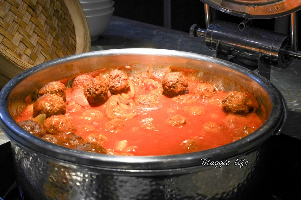 台北六福萬怡酒店行政貴賓廳，免費 Happy Hour下午茶晚餐自助餐吃到飽菜色，享受貴賓禮遇！