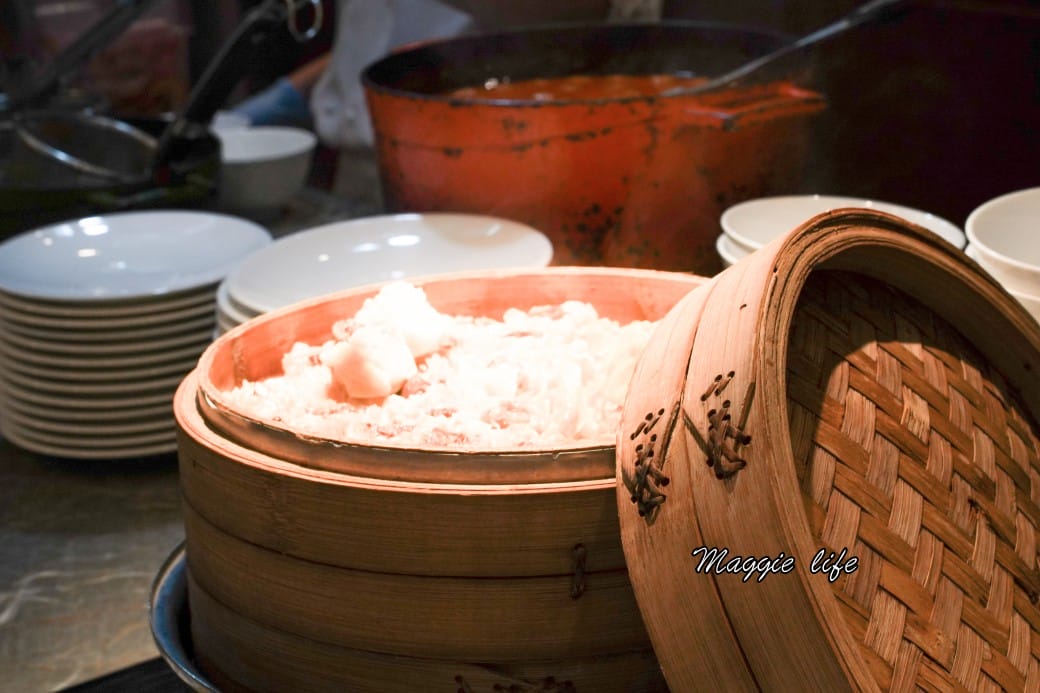 台北六福萬怡酒店行政貴賓廳，免費 Happy Hour下午茶晚餐自助餐吃到飽菜色，享受貴賓禮遇！