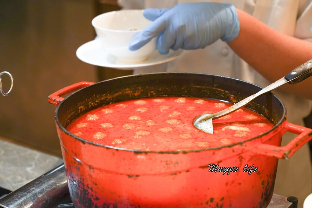 台北六福萬怡酒店行政貴賓廳，免費 Happy Hour下午茶晚餐自助餐吃到飽菜色，享受貴賓禮遇！