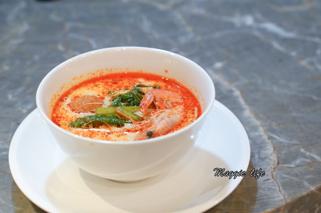 台北六福萬怡酒店行政貴賓廳，免費 Happy Hour下午茶晚餐自助餐吃到飽菜色，享受貴賓禮遇！