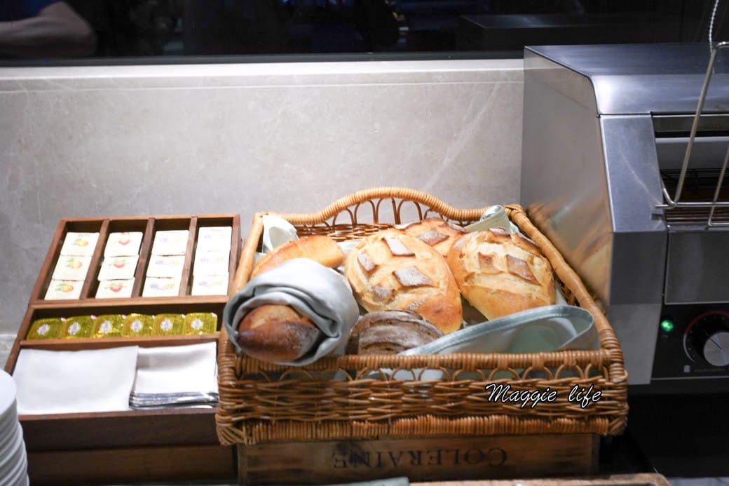 台北六福萬怡酒店行政貴賓廳，免費 Happy Hour下午茶晚餐自助餐吃到飽菜色，享受貴賓禮遇！