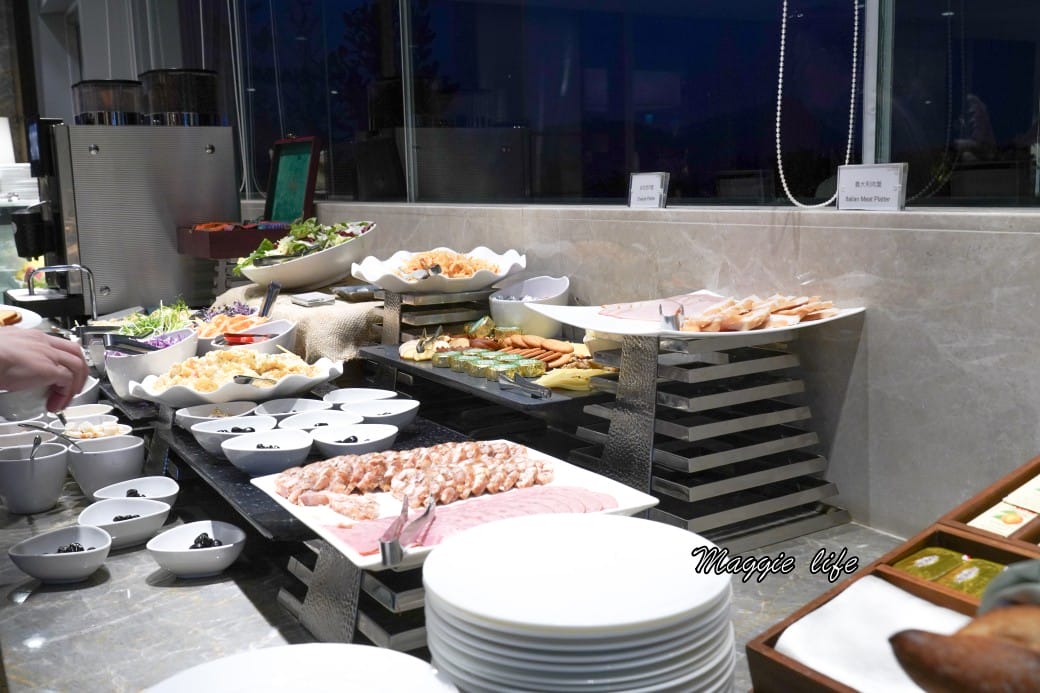 台北六福萬怡酒店行政貴賓廳，免費 Happy Hour下午茶晚餐自助餐吃到飽菜色，享受貴賓禮遇！