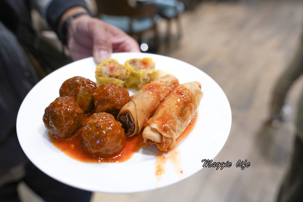 台北六福萬怡酒店行政貴賓廳，免費 Happy Hour下午茶晚餐自助餐吃到飽菜色，享受貴賓禮遇！