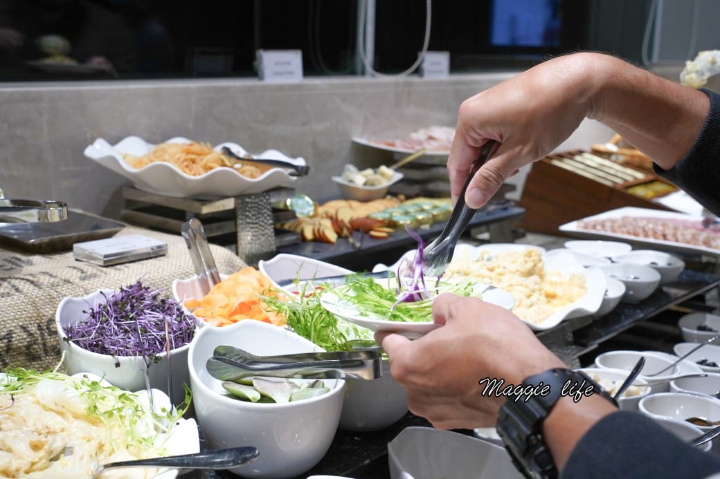 台北六福萬怡酒店行政貴賓廳，免費 Happy Hour下午茶晚餐自助餐吃到飽菜色，享受貴賓禮遇！