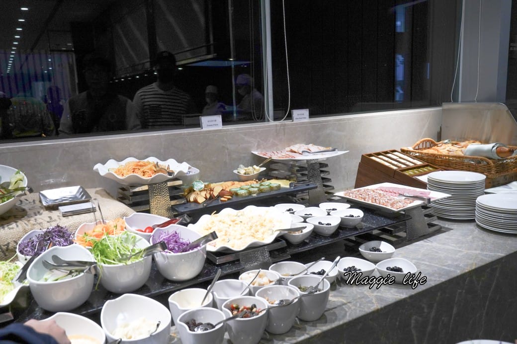 台北六福萬怡酒店行政貴賓廳，免費 Happy Hour下午茶晚餐自助餐吃到飽菜色，享受貴賓禮遇！