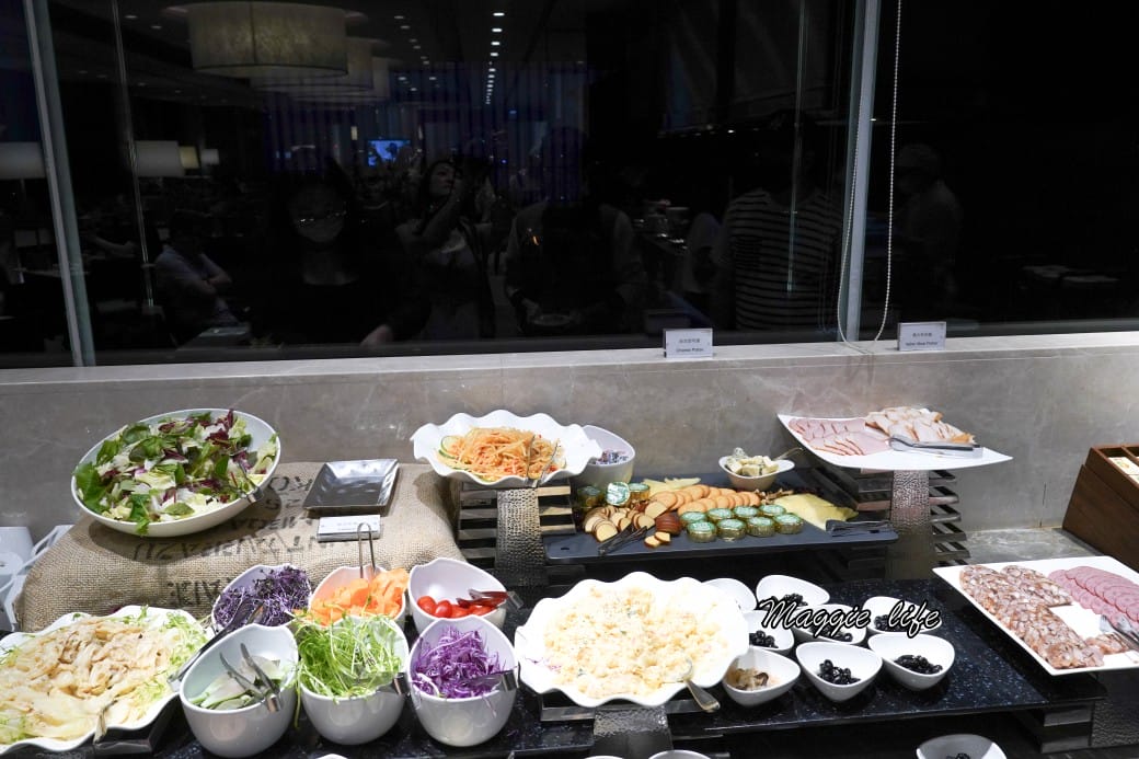 台北六福萬怡酒店行政貴賓廳，免費 Happy Hour下午茶晚餐自助餐吃到飽菜色，享受貴賓禮遇！