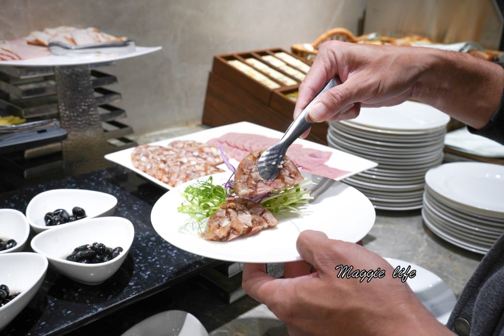 台北六福萬怡酒店行政貴賓廳，免費 Happy Hour下午茶晚餐自助餐吃到飽菜色，享受貴賓禮遇！