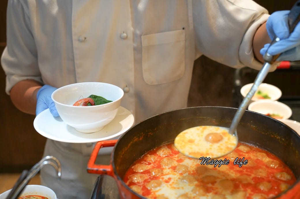 台北六福萬怡酒店行政貴賓廳，免費 Happy Hour下午茶晚餐自助餐吃到飽菜色，享受貴賓禮遇！