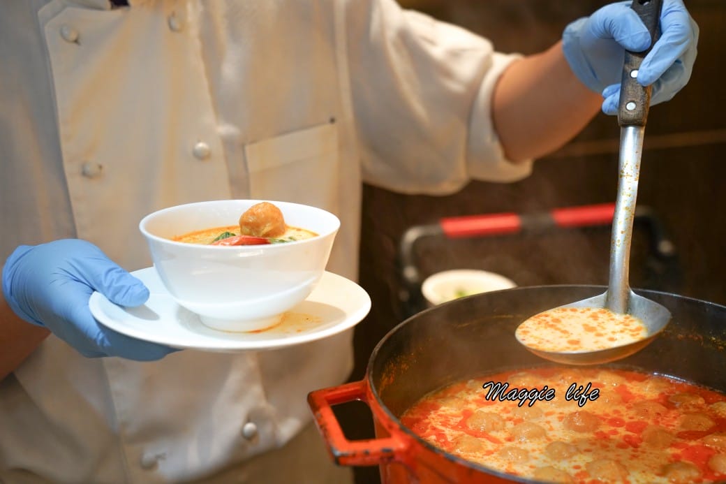 台北六福萬怡酒店行政貴賓廳，免費 Happy Hour下午茶晚餐自助餐吃到飽菜色，享受貴賓禮遇！