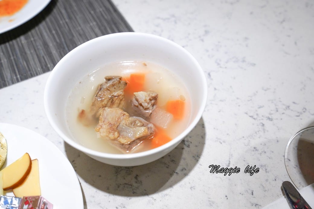 台北六福萬怡酒店行政貴賓廳，免費 Happy Hour下午茶晚餐自助餐吃到飽菜色，享受貴賓禮遇！