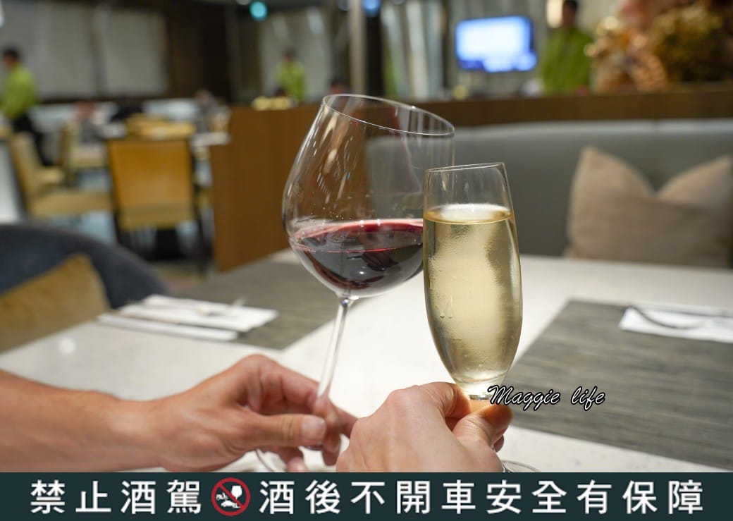 台北六福萬怡酒店行政貴賓廳，免費 Happy Hour下午茶晚餐自助餐吃到飽菜色，享受貴賓禮遇！
