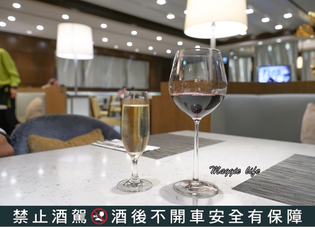 台北六福萬怡酒店行政貴賓廳，免費 Happy Hour下午茶晚餐自助餐吃到飽菜色，享受貴賓禮遇！