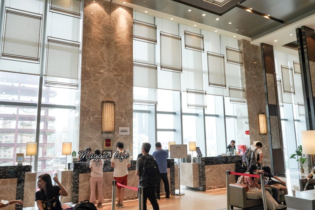 台北六福萬怡酒店，五星萬豪飯店系列，大片玻璃窗山景景觀，台北住宿推薦，自助早餐超豐盛，南港站三鐵共構交通超級方便