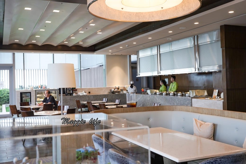 台北六福萬怡酒店行政貴賓廳，免費 Happy Hour下午茶晚餐自助餐吃到飽菜色，享受貴賓禮遇！