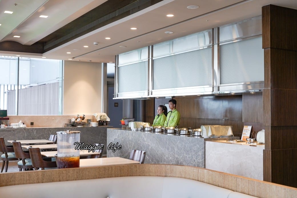 台北六福萬怡酒店行政貴賓廳，免費 Happy Hour下午茶晚餐自助餐吃到飽菜色，享受貴賓禮遇！