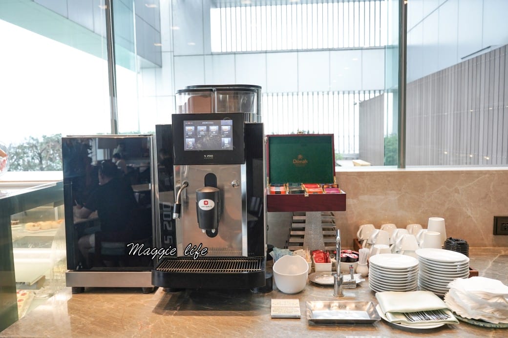 台北六福萬怡酒店行政貴賓廳，免費 Happy Hour下午茶晚餐自助餐吃到飽菜色，享受貴賓禮遇！