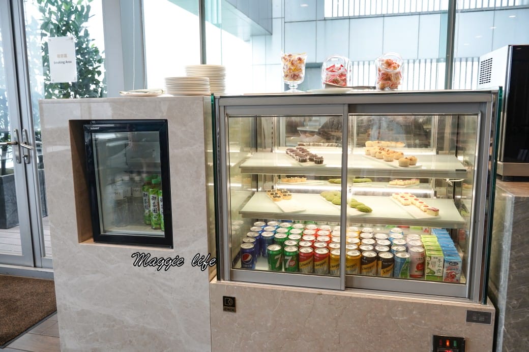 台北六福萬怡酒店行政貴賓廳，免費 Happy Hour下午茶晚餐自助餐吃到飽菜色，享受貴賓禮遇！