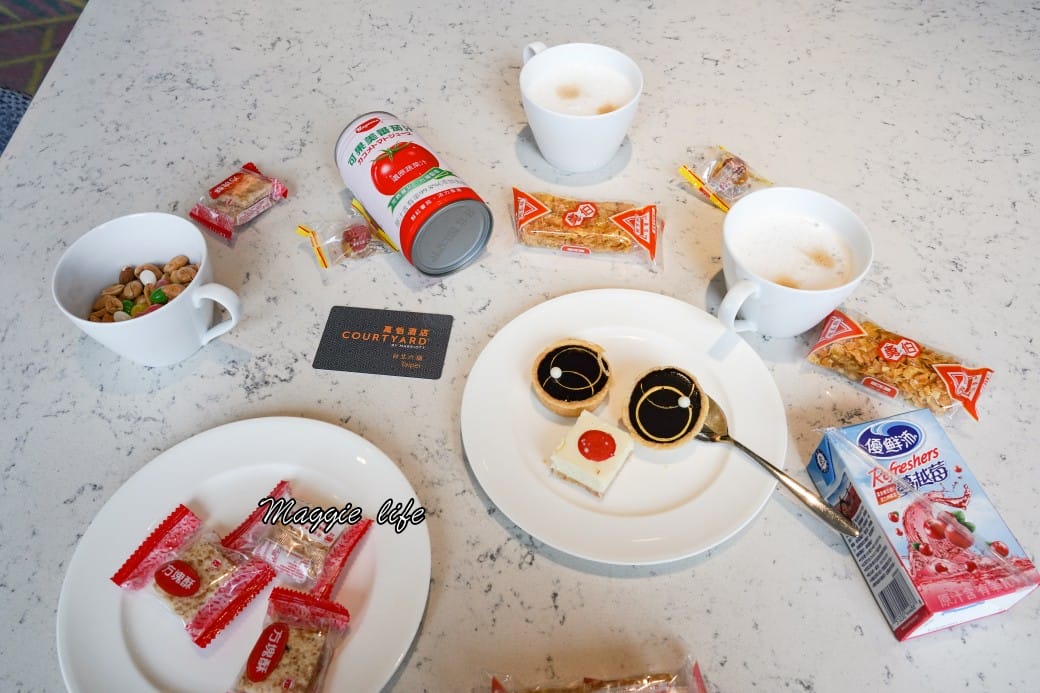 台北六福萬怡酒店行政貴賓廳，免費 Happy Hour下午茶晚餐自助餐吃到飽菜色，享受貴賓禮遇！