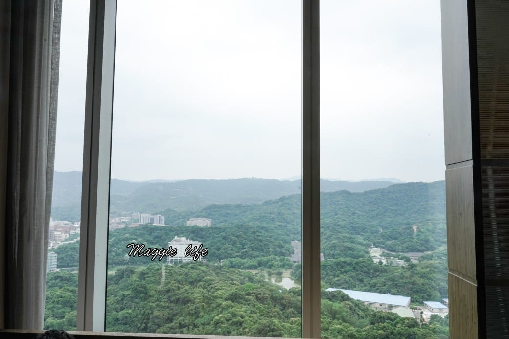 台北六福萬怡酒店行政貴賓廳，免費 Happy Hour下午茶晚餐自助餐吃到飽菜色，享受貴賓禮遇！