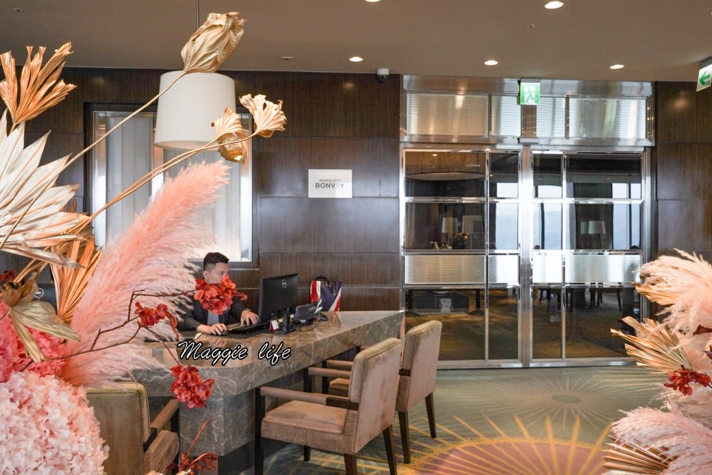 台北六福萬怡酒店行政貴賓廳，免費 Happy Hour下午茶晚餐自助餐吃到飽菜色，享受貴賓禮遇！