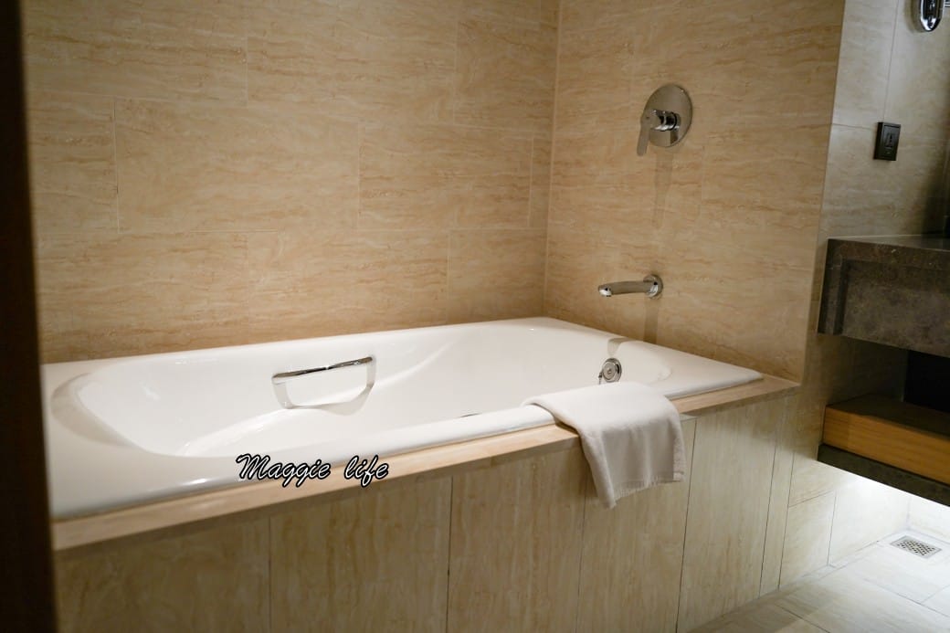 台北六福萬怡酒店，五星萬豪飯店系列，大片玻璃窗山景景觀，台北住宿推薦，自助早餐超豐盛，南港站三鐵共構交通超級方便