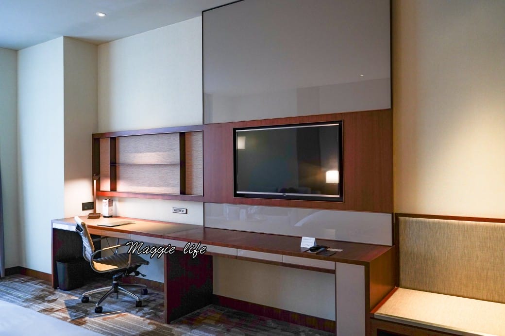 台北六福萬怡酒店，五星萬豪飯店系列，大片玻璃窗山景景觀，台北住宿推薦，自助早餐超豐盛，南港站三鐵共構交通超級方便