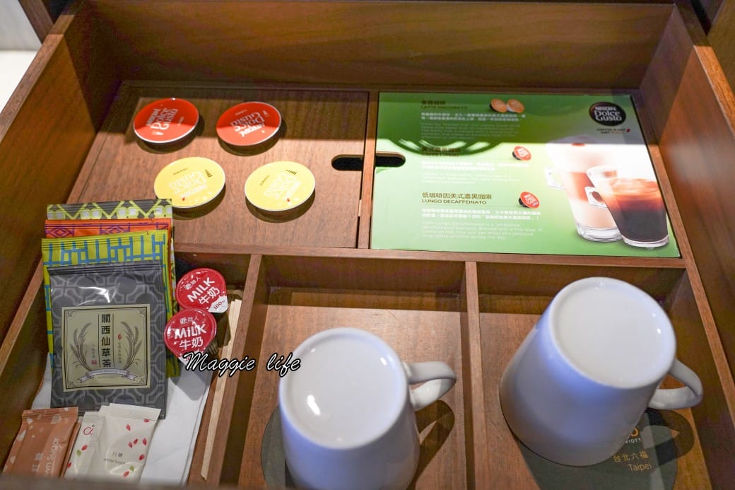 台北六福萬怡酒店，五星萬豪飯店系列，大片玻璃窗山景景觀，台北住宿推薦，自助早餐超豐盛，南港站三鐵共構交通超級方便