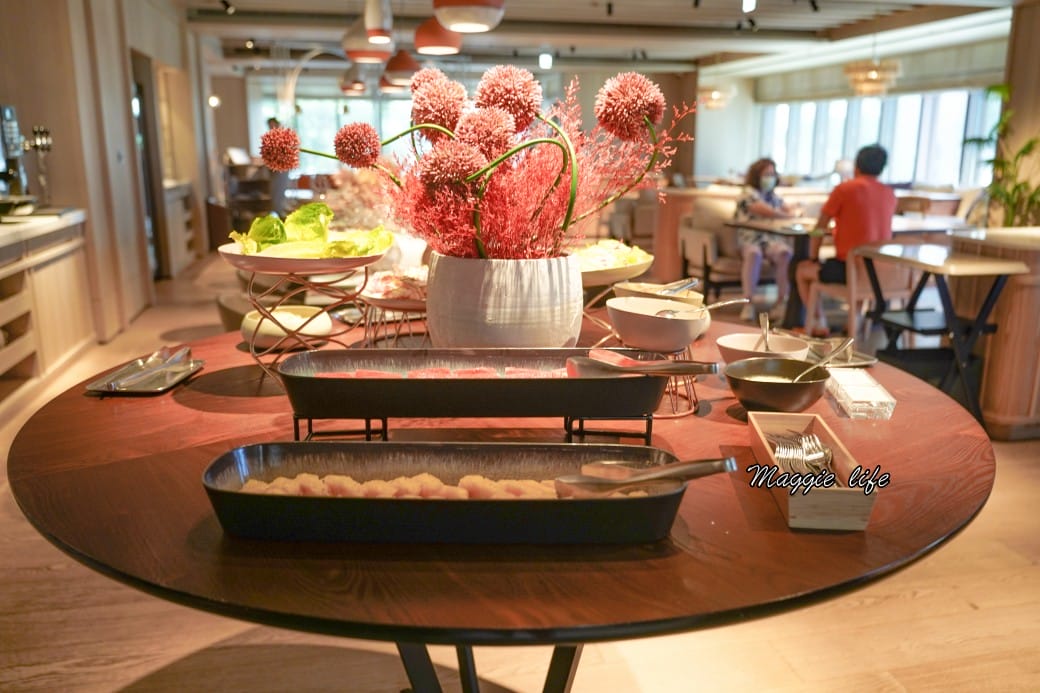 台北寒居酒店早餐，豐盛早午餐加上沙拉吧，優雅的環境觀賞落地窗外景觀，悠閒超CHILL的！