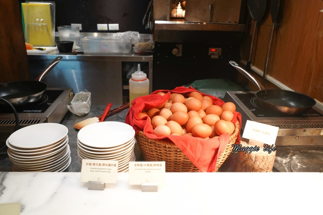 台北大安慕軒飯店MADISON TAIPEI HOTEL ，飯店奢華自助早餐吃到飽3.5小時吃好吃滿，一早就有松露蛋/烤魚/豬腳！信義安和站飯店推薦