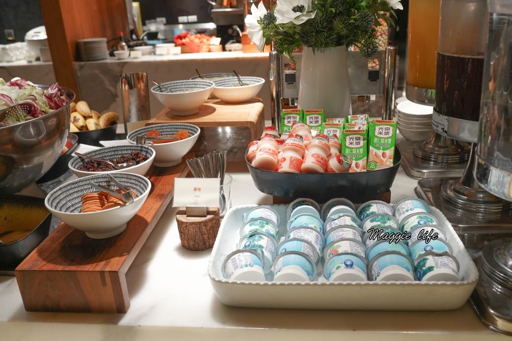台北大安慕軒飯店MADISON TAIPEI HOTEL ，飯店奢華自助早餐吃到飽3.5小時吃好吃滿，一早就有松露蛋/烤魚/豬腳！信義安和站飯店推薦