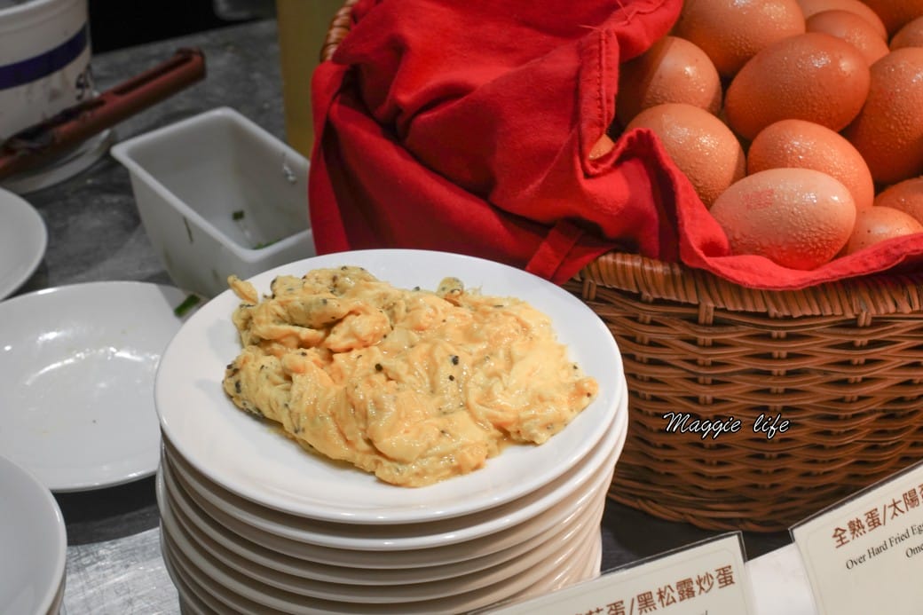 台北大安慕軒飯店MADISON TAIPEI HOTEL ，飯店奢華自助早餐吃到飽3.5小時吃好吃滿，一早就有松露蛋/烤魚/豬腳！信義安和站飯店推薦