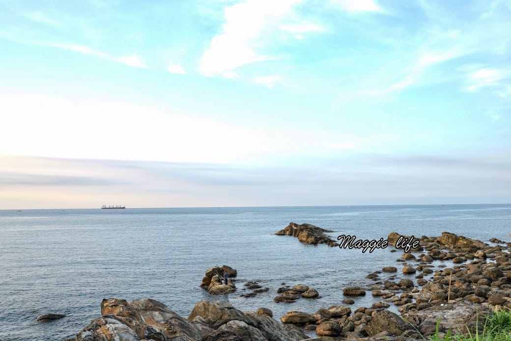 海神熱炒，基隆外木山海景第一排平價熱炒，可以由夕陽一直看到夜景再配上啤酒，爽啊！