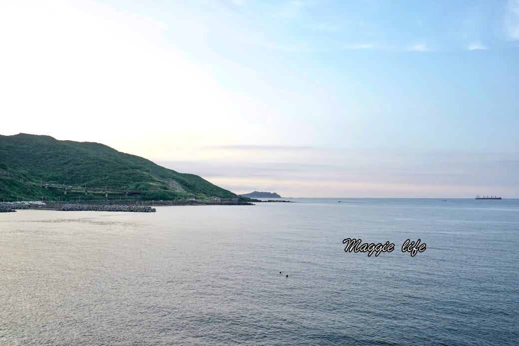 海神熱炒，基隆外木山海景第一排平價熱炒，可以由夕陽一直看到夜景再配上啤酒，爽啊！