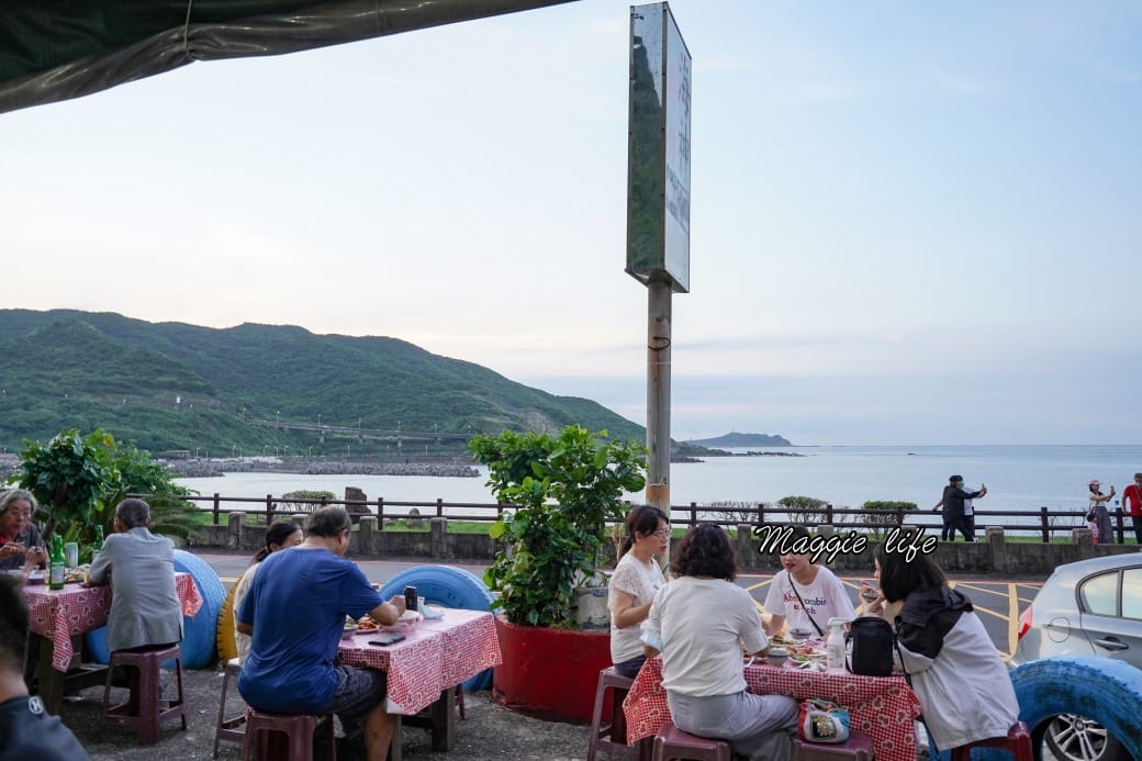 海神熱炒，基隆外木山海景第一排平價熱炒，可以由夕陽一直看到夜景再配上啤酒，爽啊！