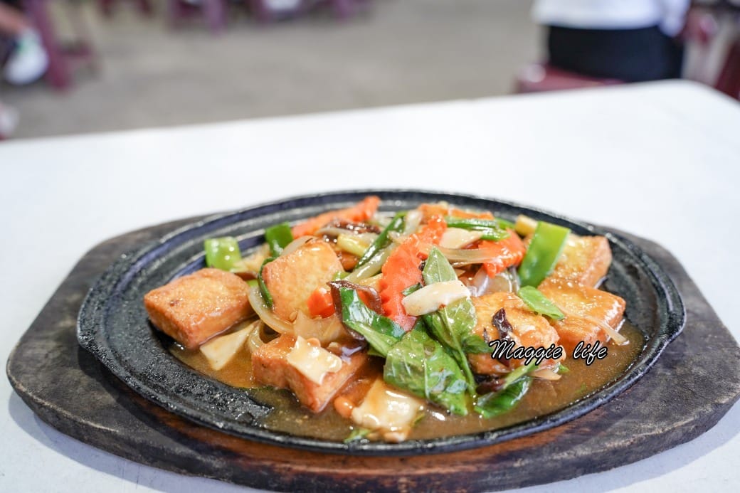 海神熱炒，基隆外木山海景第一排平價熱炒，可以由夕陽一直看到夜景再配上啤酒，爽啊！