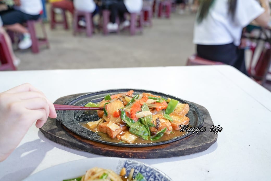 海神熱炒，基隆外木山海景第一排平價熱炒，可以由夕陽一直看到夜景再配上啤酒，爽啊！