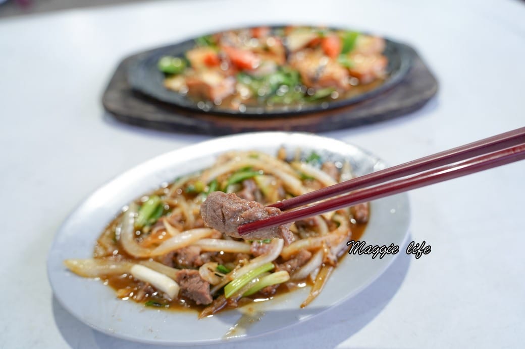 海神熱炒，基隆外木山海景第一排平價熱炒，可以由夕陽一直看到夜景再配上啤酒，爽啊！