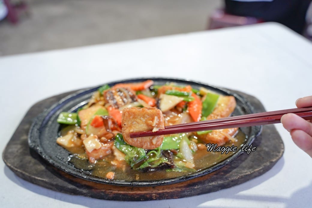 海神熱炒，基隆外木山海景第一排平價熱炒，可以由夕陽一直看到夜景再配上啤酒，爽啊！