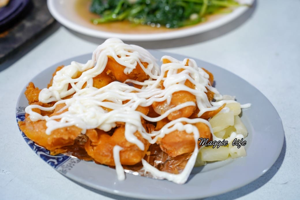 海神熱炒，基隆外木山海景第一排平價熱炒，可以由夕陽一直看到夜景再配上啤酒，爽啊！