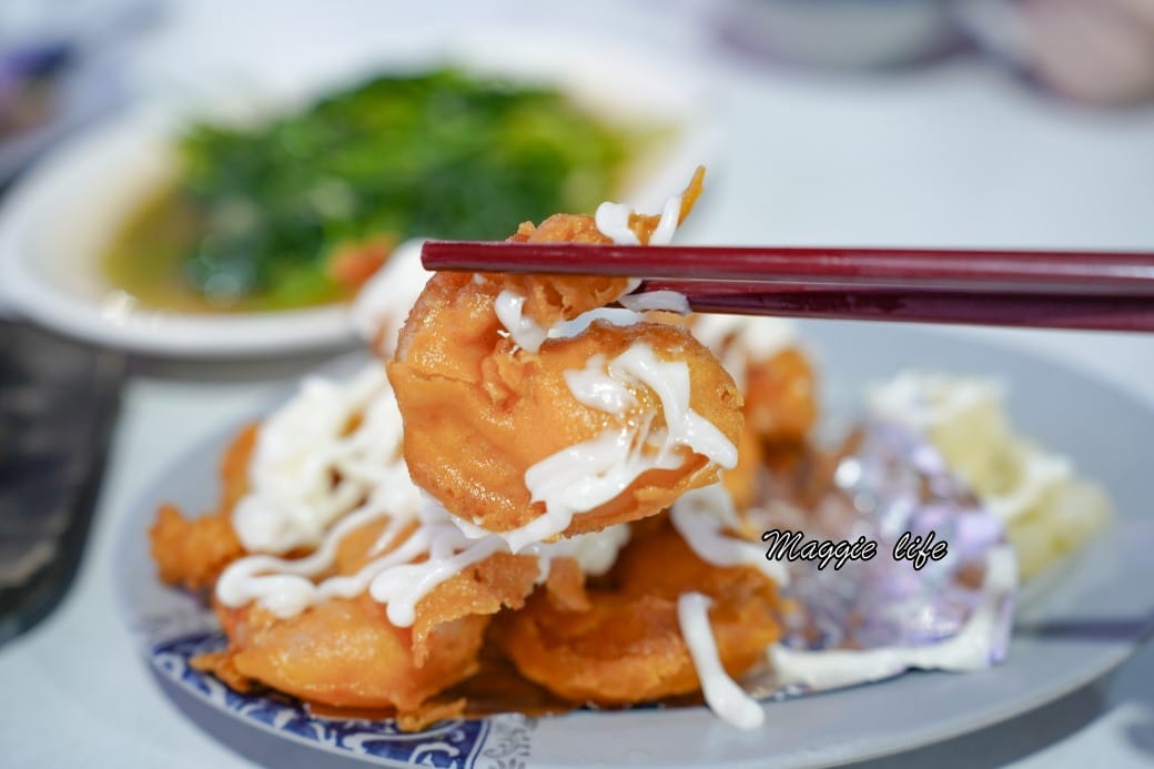 海神熱炒，基隆外木山海景第一排平價熱炒，可以由夕陽一直看到夜景再配上啤酒，爽啊！