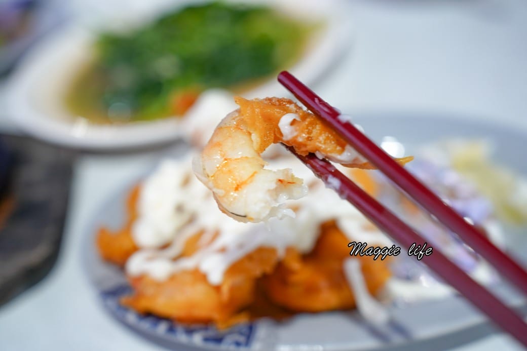 海神熱炒，基隆外木山海景第一排平價熱炒，可以由夕陽一直看到夜景再配上啤酒，爽啊！