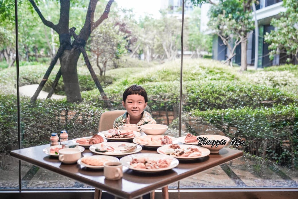台北萬豪酒店GARDEN KITCHEN自助式早餐，超豐盛九大區buffet，大片落地窗面對花園吃早餐，高級感滿滿超療癒