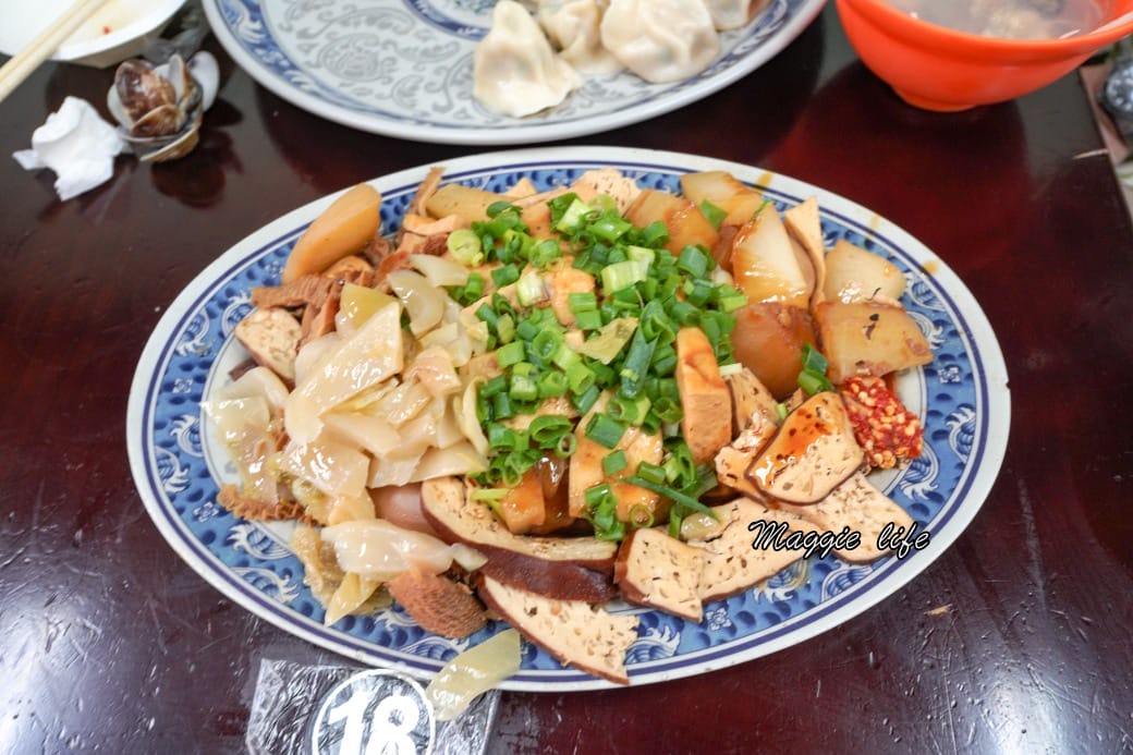 北大荒水餃店，傳說中的巨無霸水餃，被水餃耽誤的滷味店，一顆抵兩顆