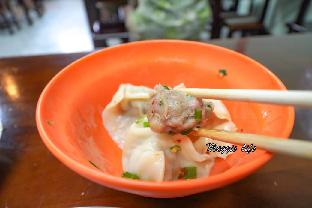 北大荒水餃店，傳說中的巨無霸水餃，被水餃耽誤的滷味店，一顆抵兩顆